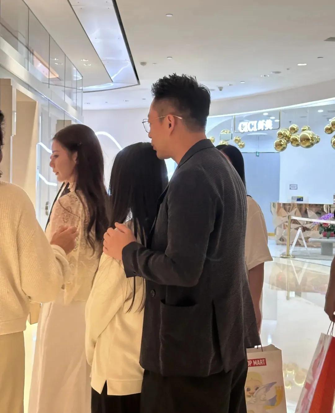 汪小菲兑现承诺,给小玥儿买的房子大到能遛弯,杨幂黄子韬是邻居