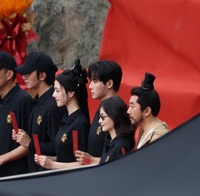 28岁娜然户外玩水，眼大脸尖五官大变，撞脸范冰冰，大长腿太吸睛