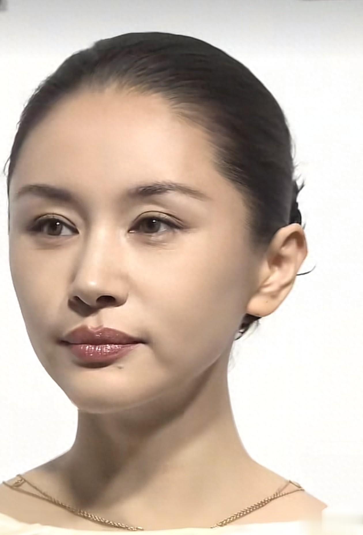 38岁王子文活动怼脸拍！皮肤紧致，发际线好美，眼纹明显很真实