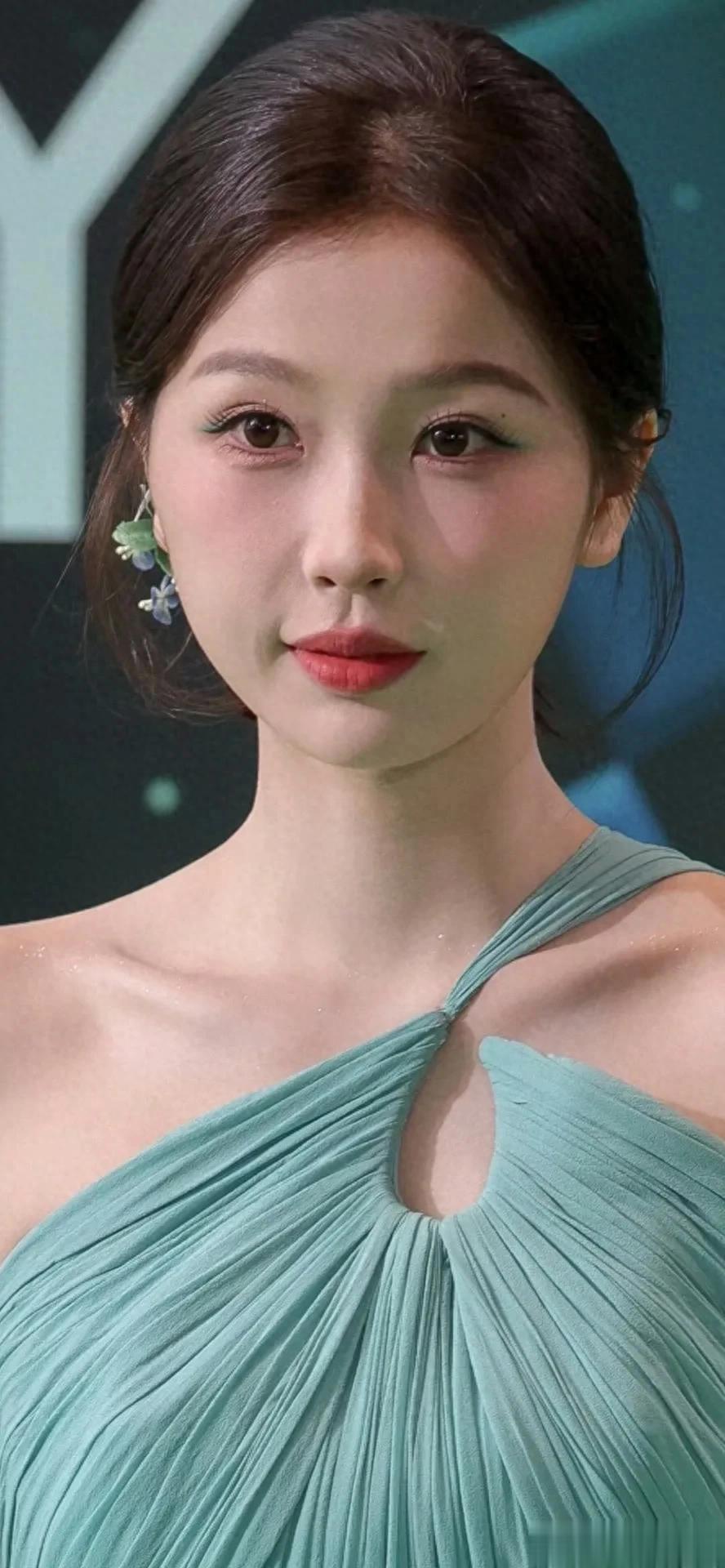 明星高清写真鉴赏｜虞书欣活动现场生图照