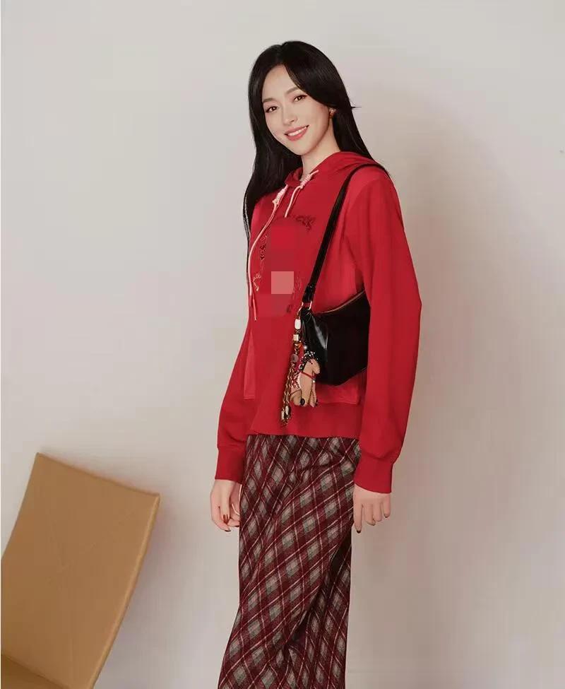 唐嫣当妈后气质越发年轻！红色印花卫衣+格纹半裙+靴子 时髦又高级