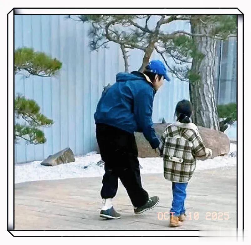 董子健带女儿喝下午茶被偶遇，耐心的给女儿讲英语，网友：好父亲