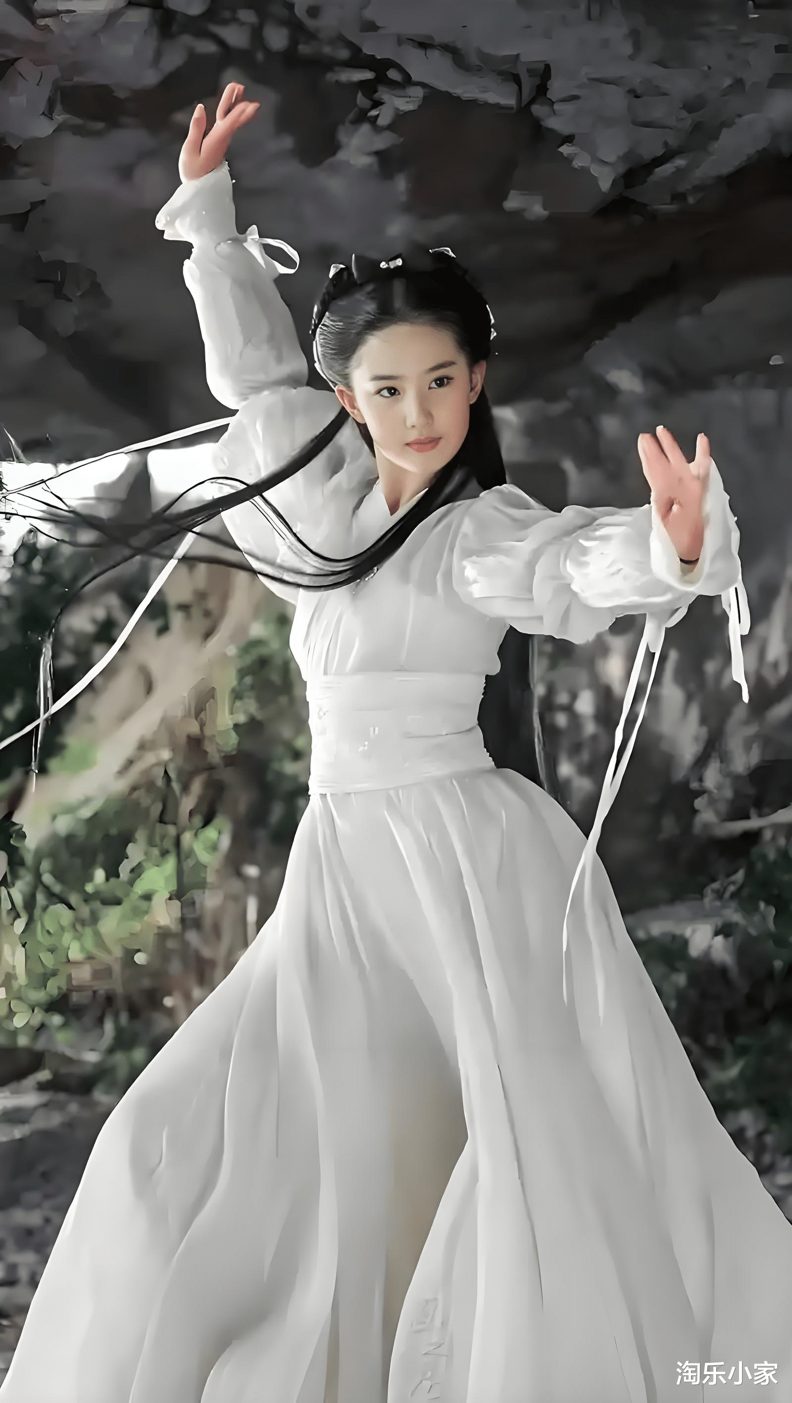 网友成都偶遇刘亦菲庆生！穿碎花裙吃火锅，这状态谁敢信？