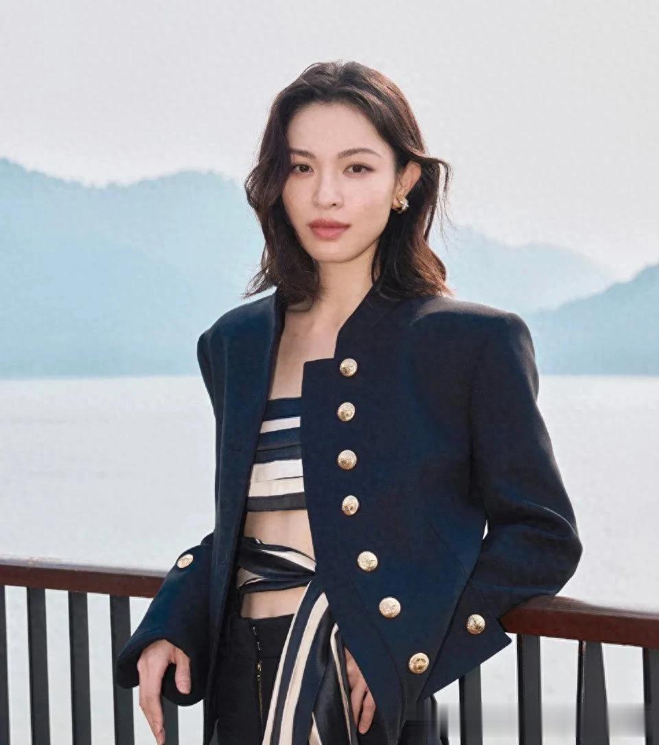 钟楚曦新烫了微卷短发大变样!穿短外套+阔腿裤,时髦又洋气!