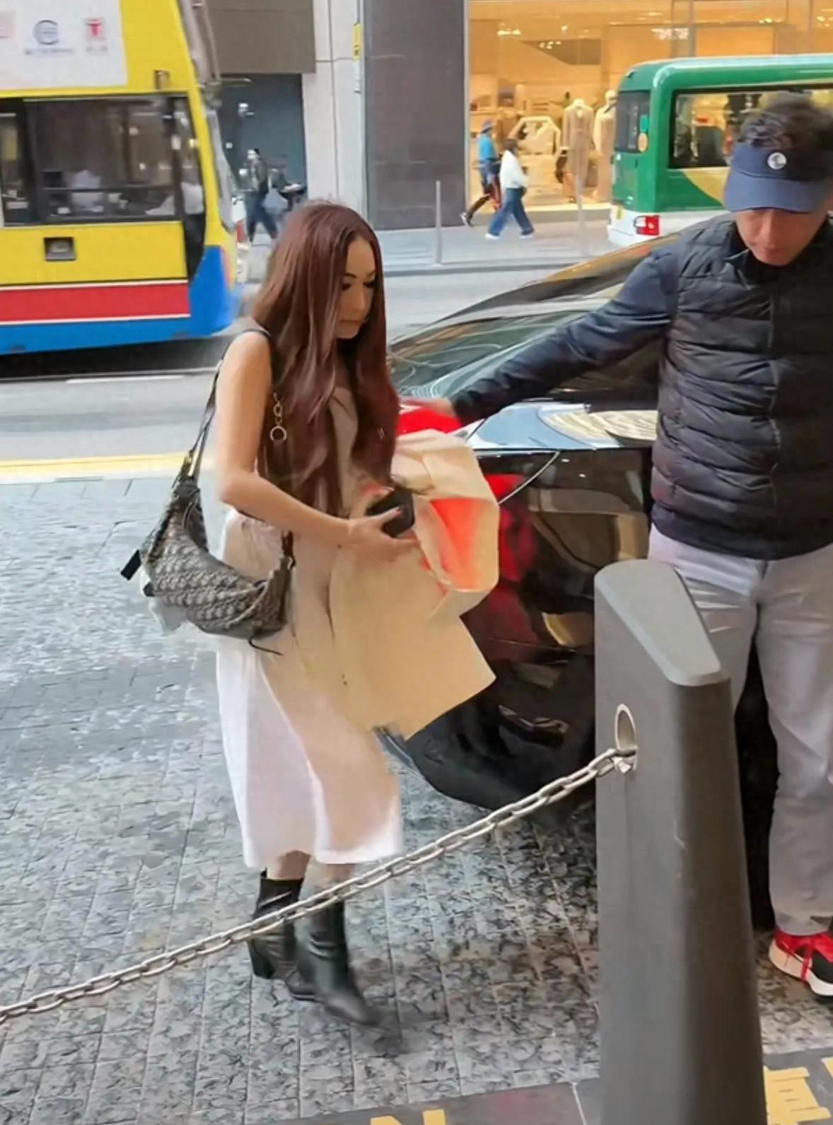 温碧霞和老公出街，天气冷还穿着露胳膊的衣服，发型也是一成不变