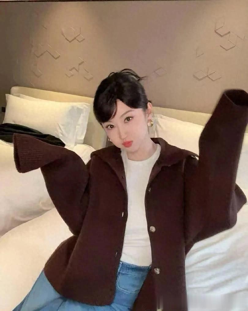 景甜私服穿搭真简约！穿棕色毛呢外套+牛仔裤，时髦又高级！