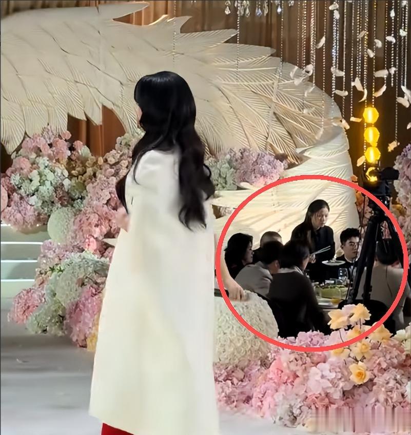 满是心酸!42岁著名歌手江苏走穴,宾客只顾吃席没人搭理