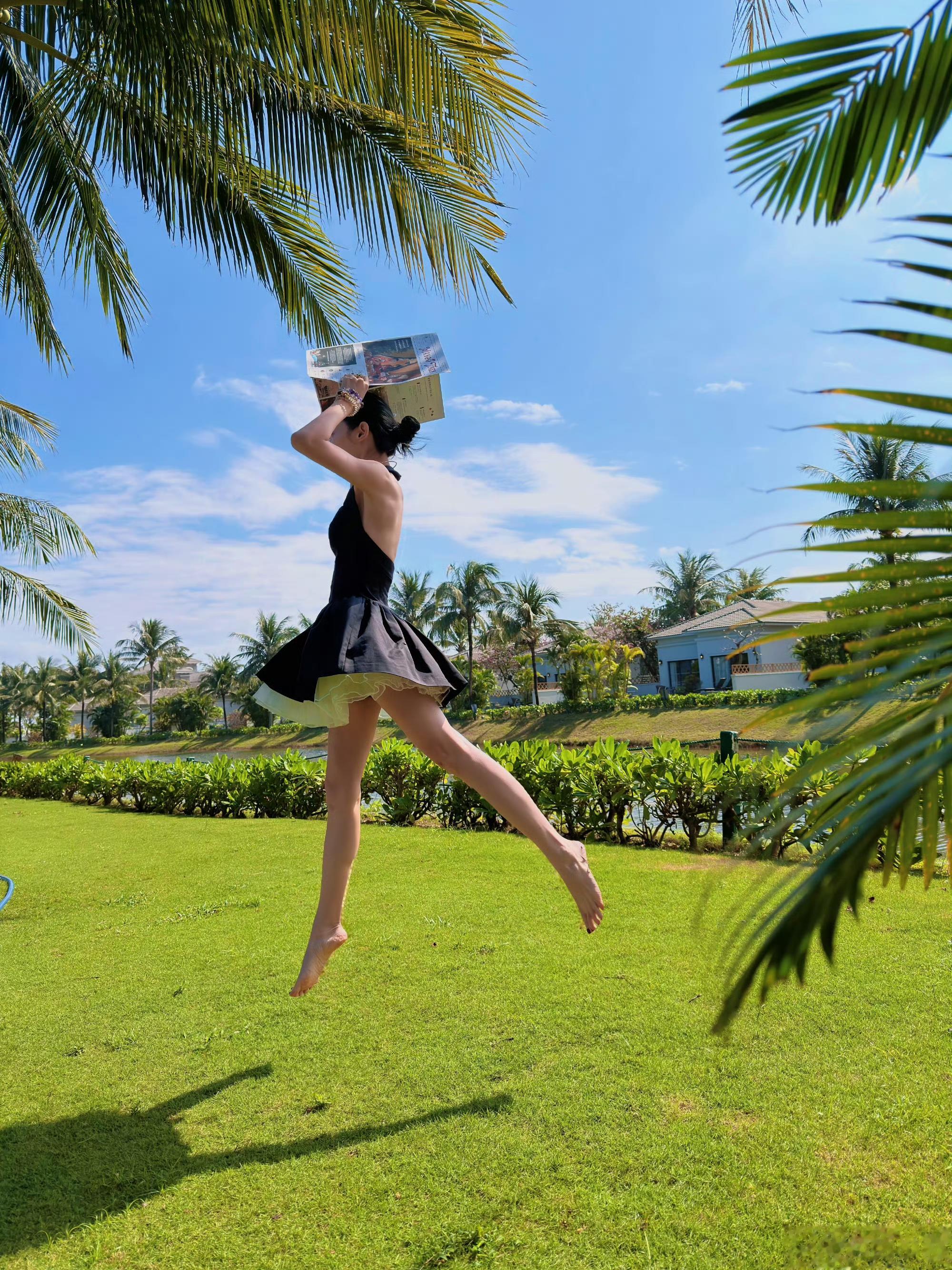 彭小苒新年晒照 穿露背裙空中跳芭蕾秀美腿