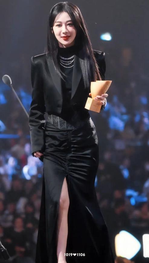 杨紫穿红裙出席活动，法令纹明显粉感严重，网友：裹个床单就来了