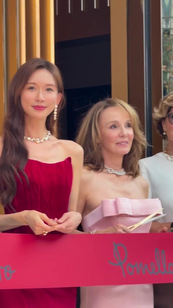 51岁林志玲出席东京剪彩活动，穿红色露肩鱼尾礼服，优雅永不过时