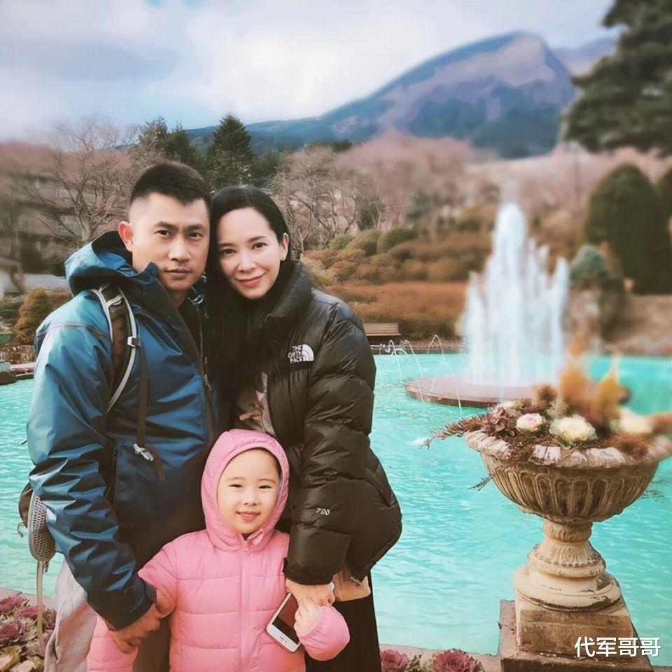 51岁郭羡妮近照曝光,脸颊离奇肿胀变正方形,屡传婚变引发热议