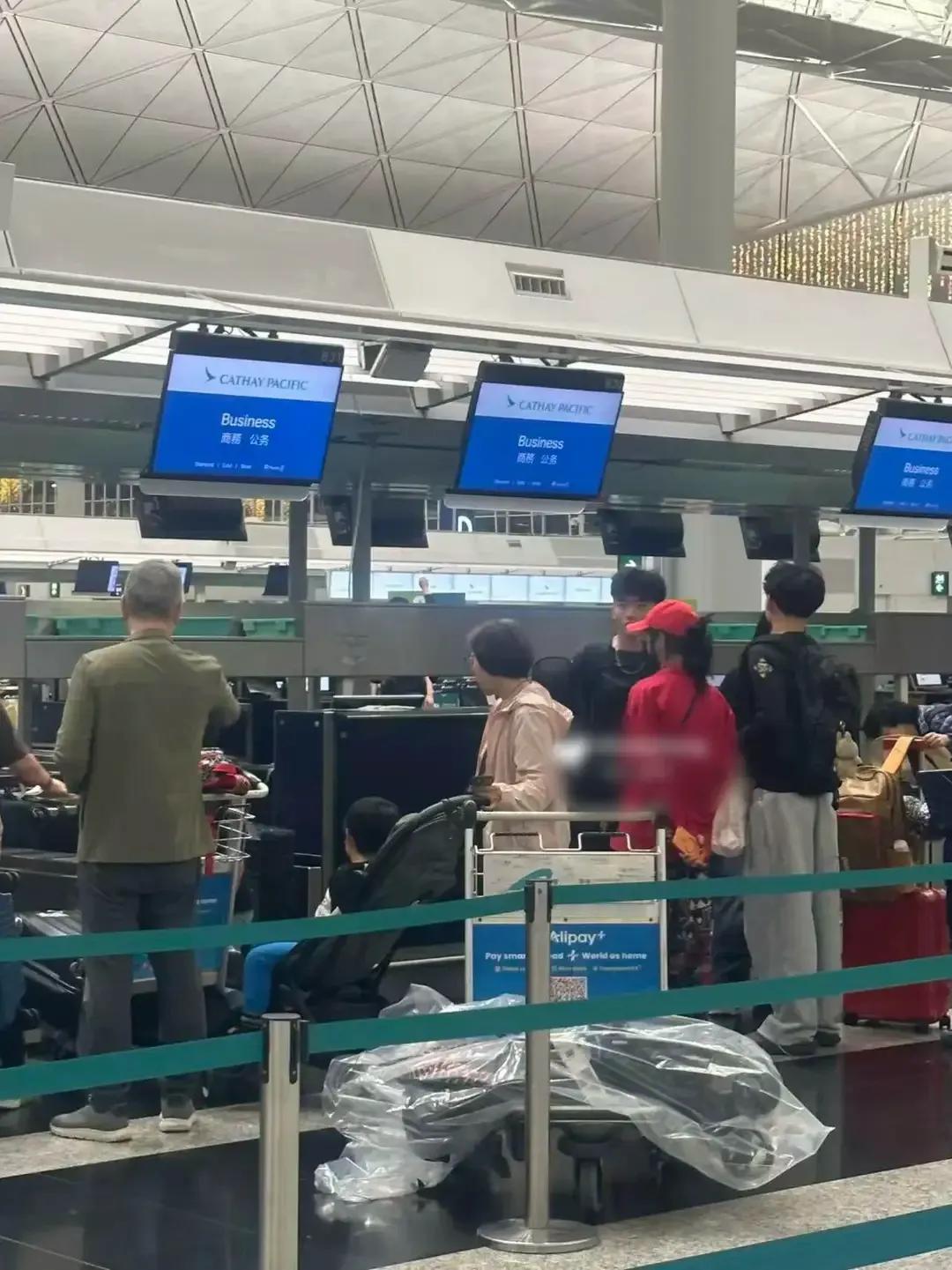 张柏芝又飞澳洲陪读，独自带八九件行李和吉他，疑似会在那边过年