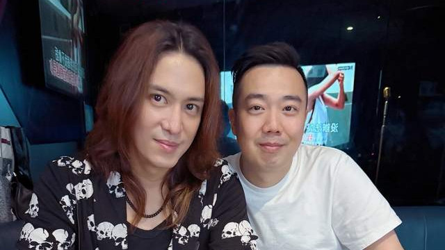 47岁陈楚河与“青堂堂主”聚会！留长发喝2000元洋酒，动作好调皮