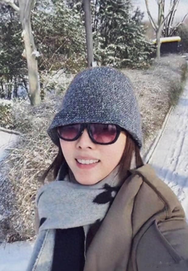 李思思别墅雪地撒糖！北大老公铁锹当马车，宠妻操作全网酸