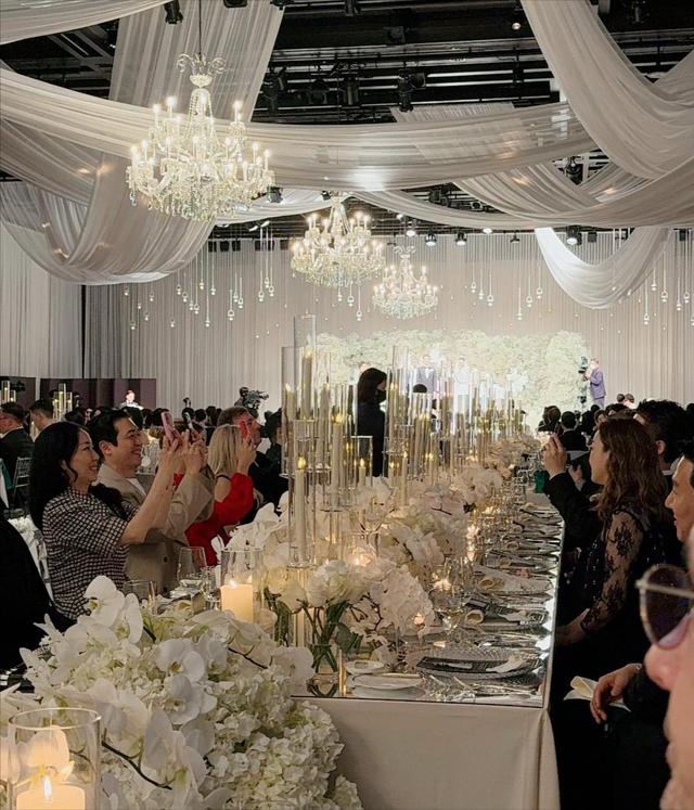 成龙儿子房祖名现身韩国婚礼, 坐桌子前大笑合影,脱帽子后显沧桑