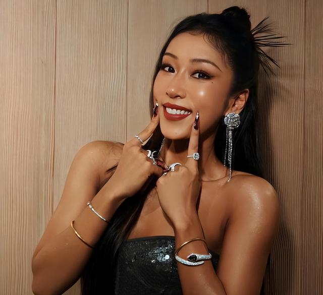 哭穷炫富，“知三当三”，装了10年的吉克隽逸，还是“自食恶果”