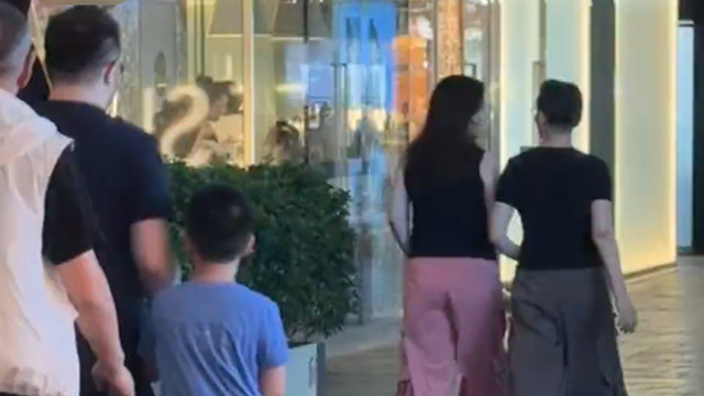 宋丹丹一家五口逛街，和儿媳边走边聊处的像闺蜜，70岁老伴好时尚