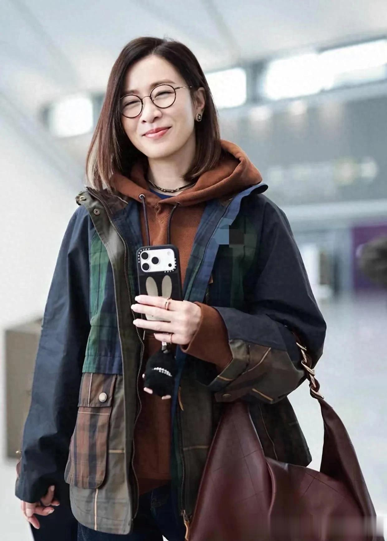 佘诗曼真是穿搭高手！工装外套+焦糖色卫衣+牛仔裤 时髦减龄又高级