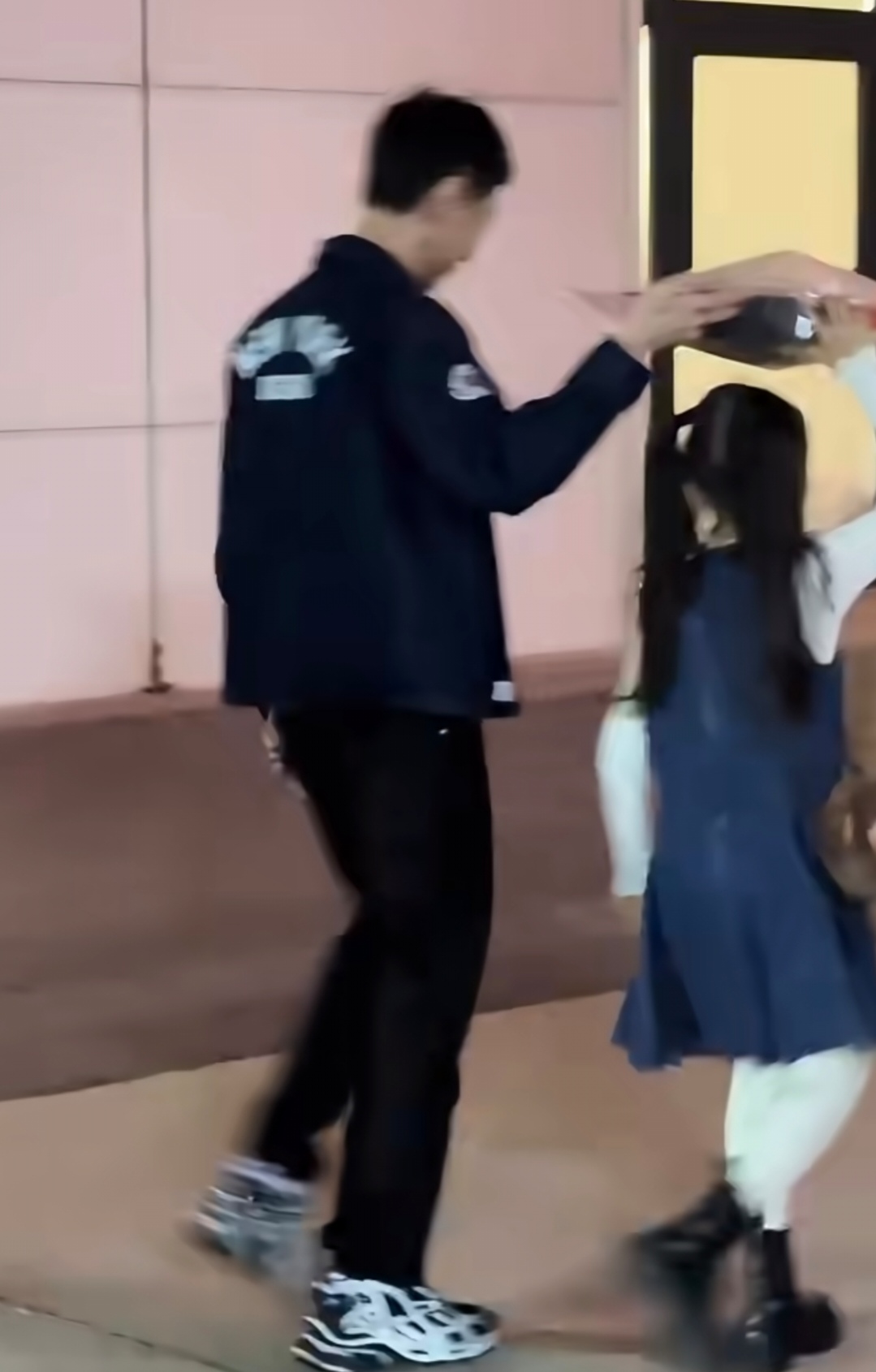 小酒窝和高云翔父女俩同框被拍，演员赵达同行，高云翔星味全无