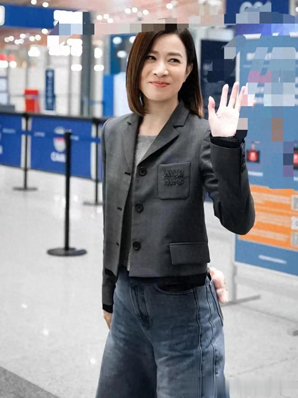 佘诗曼波波头真时髦!灰色短西装+灰T+牛仔裤,休闲洋气又高级!