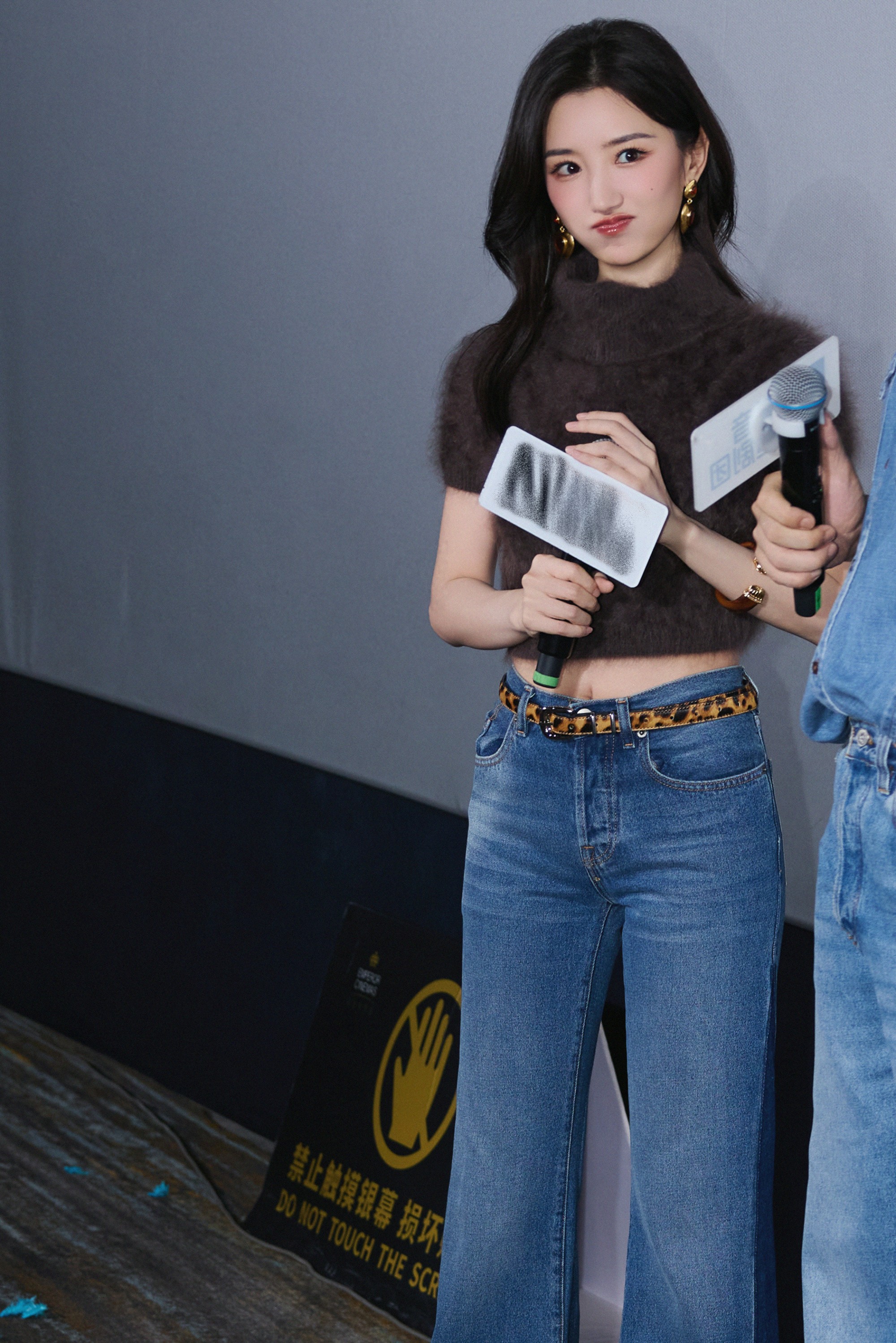 毛晓彤《余生有涯》剧宣太会穿，露腰上衣搭豹纹皮带，又甜又酷