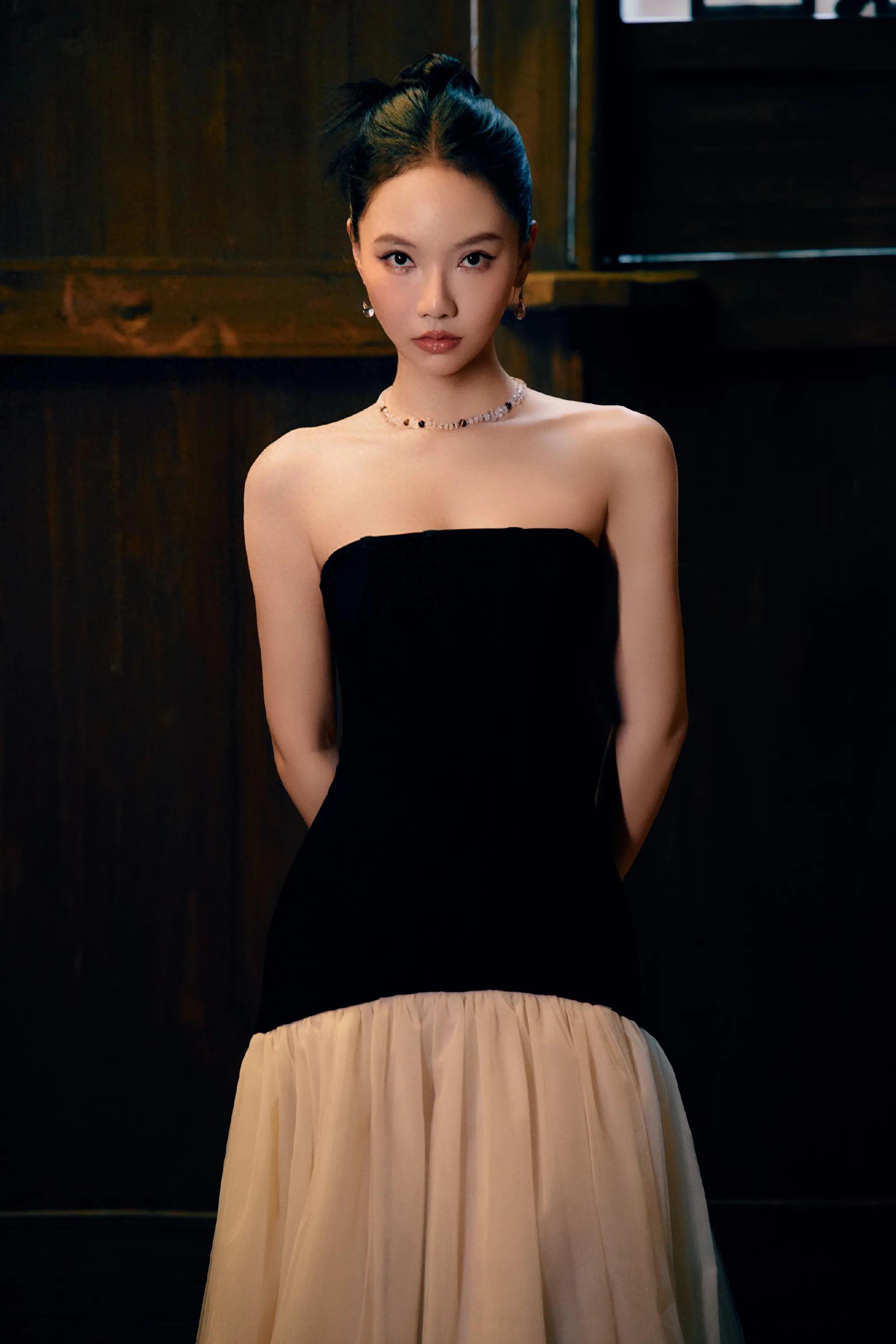 歌手贺敬轩黑色抹胸裙写真,真有气质