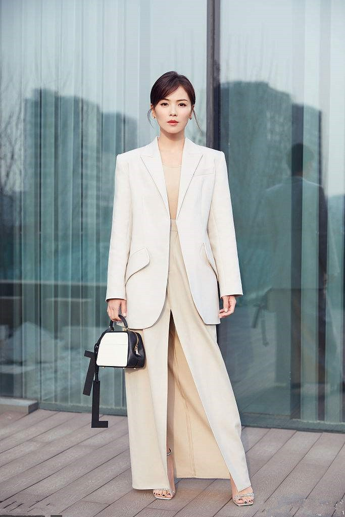 刘涛穿深蓝西装气场全开，网友：这才是中年女性该有的样子！