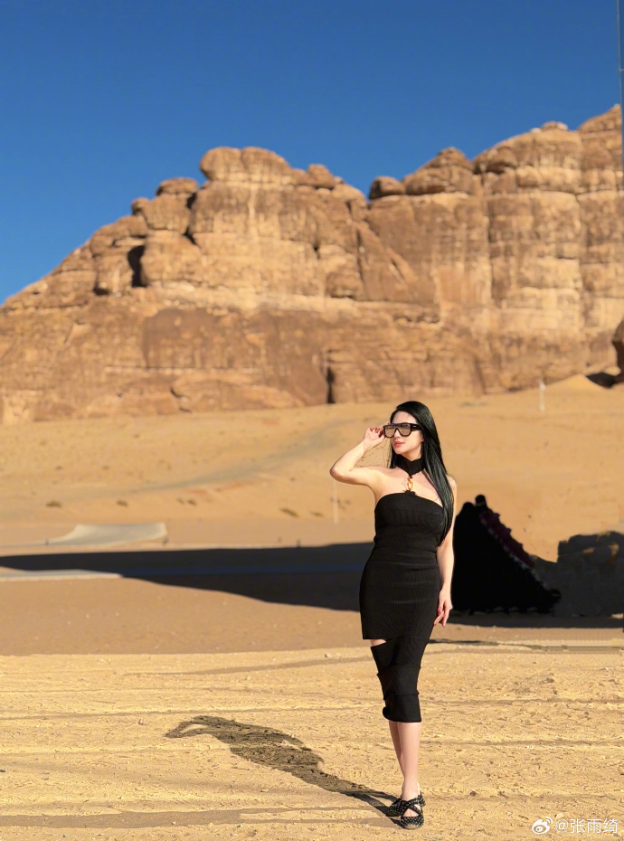 张雨绮晒沙漠浪漫照,身穿一身黑尽显狂野,夕阳美得刚刚好!