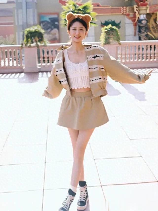 佟丽娅环球影城穿搭，佟丽娅的休闲美拍真好看也太美了。