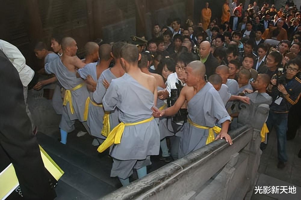 释永信的高光时刻,和成龙联手上香,刘德华作陪靠后站