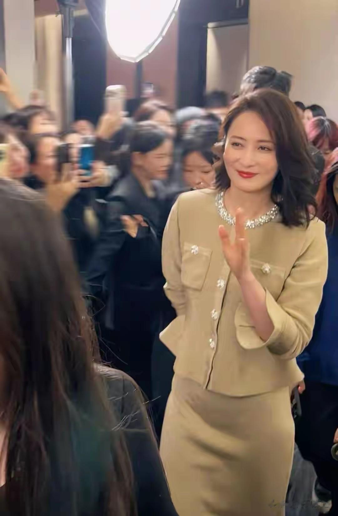 广州街头偶遇蒋勤勤，50岁生图美到犯规，陈建斌这福气谁不羡慕