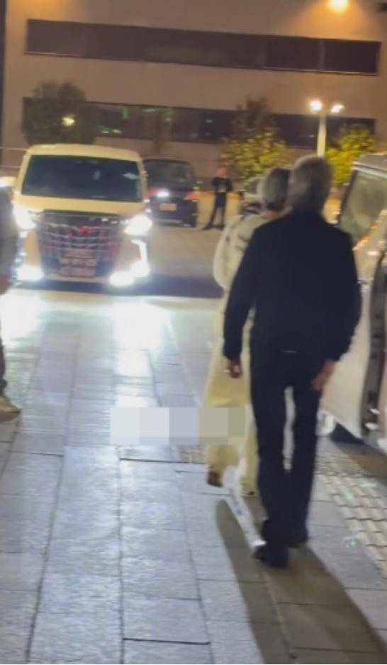 香港著名女星与老公同框表情冷淡