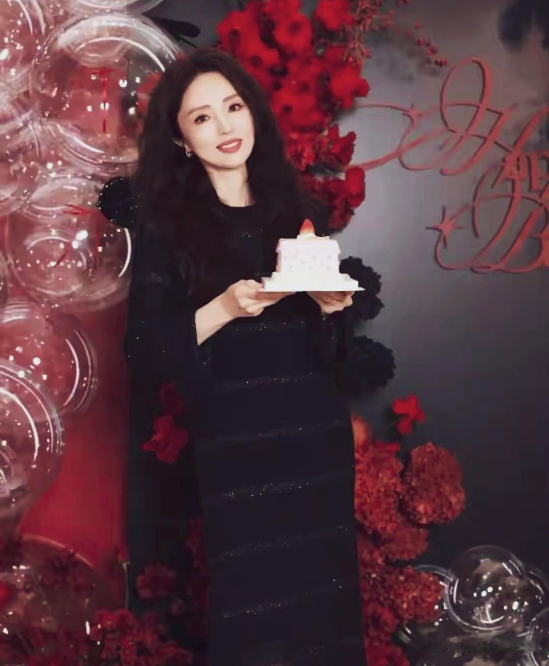 董璇46岁生日孕肚藏不住？捧蛋糕隆起明显，小酒窝甜笑抢镜！