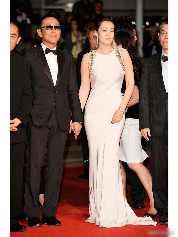 58岁巩俐不走寻常路，身材壮硕又敢穿，年过半百穿挂脖裙特有韵味