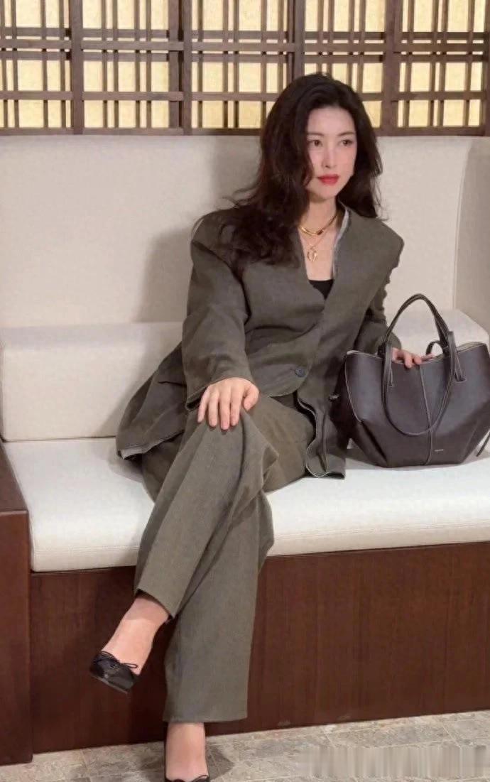 朱珠的气质不一般！穿灰色西装+直筒西裤，简约干练又高级！