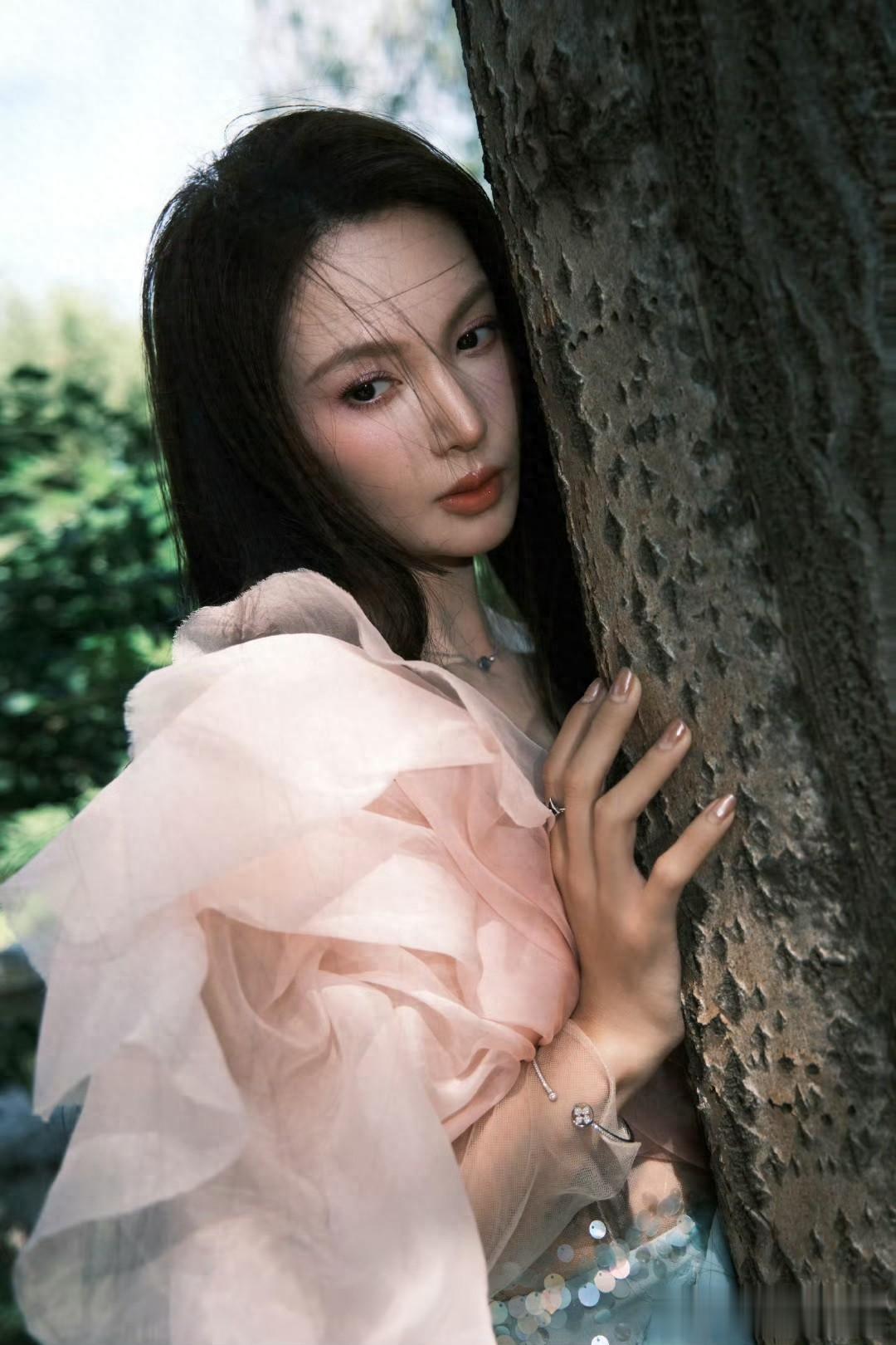 金晨，纱裙灵动，山林中的绿野精灵 ???