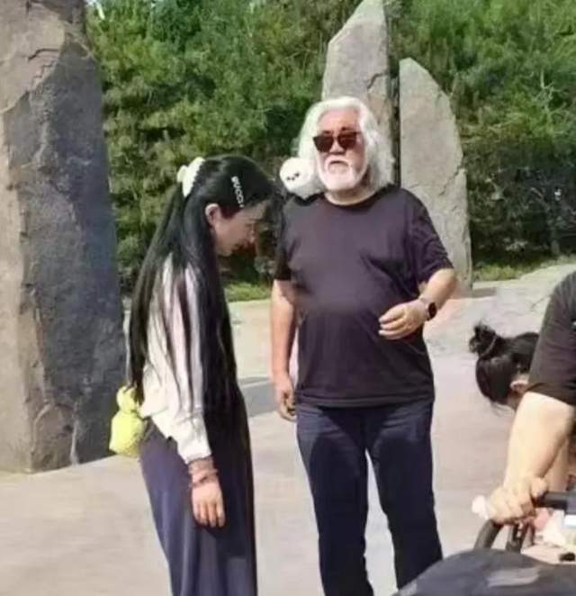 74岁张纪中游乐场训哭娇妻！背娃累瘫烈日下，网友：命硬也顶不住