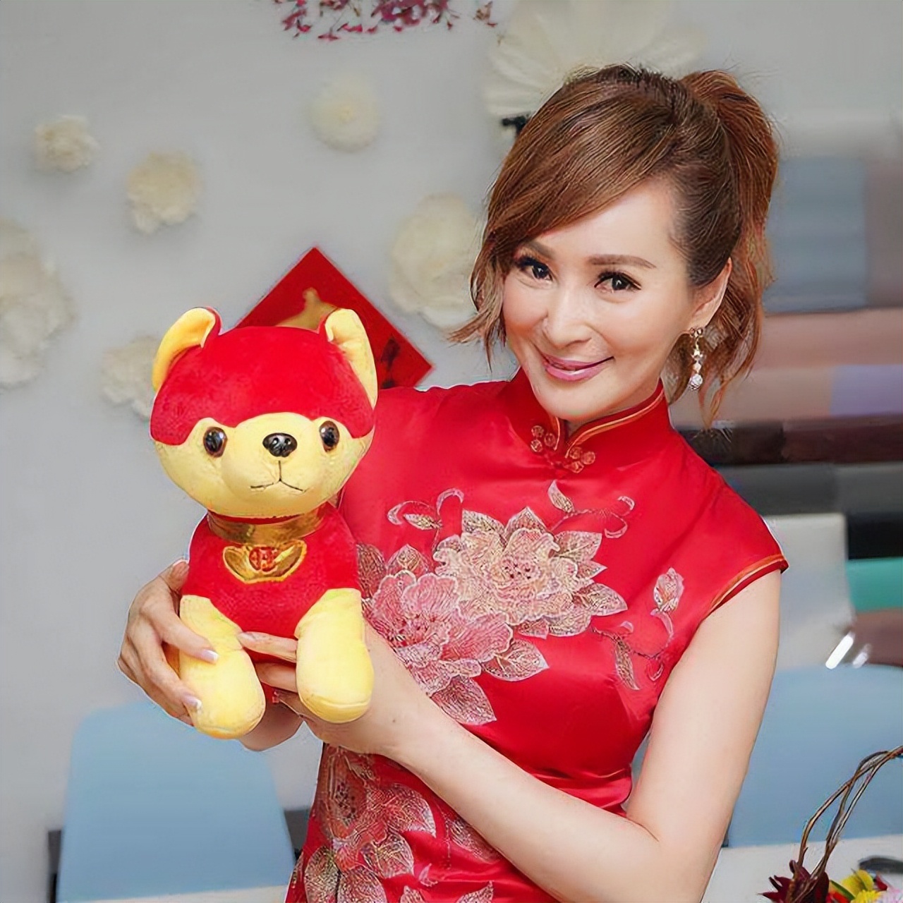 60岁香港女星穿校服装亮相活动,网友大赞是美魔女,暂不考虑结婚