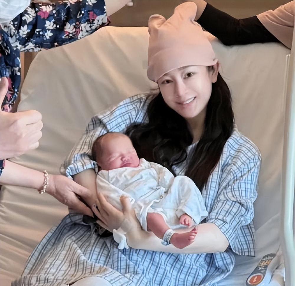 张檬夫妻带儿子赏秋!产后8月坚持母乳,脸僵又老整容后遗症显现