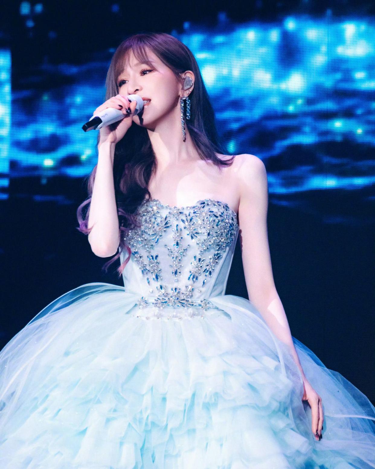 王心凌吴克群被偶遇，曾多次合体同游逛街，被扒出多个同款饰品