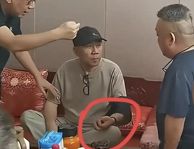 杨少华告别式又闹幺蛾子,老汪豹哥来闹场,杨议葬礼盘核桃惹争议