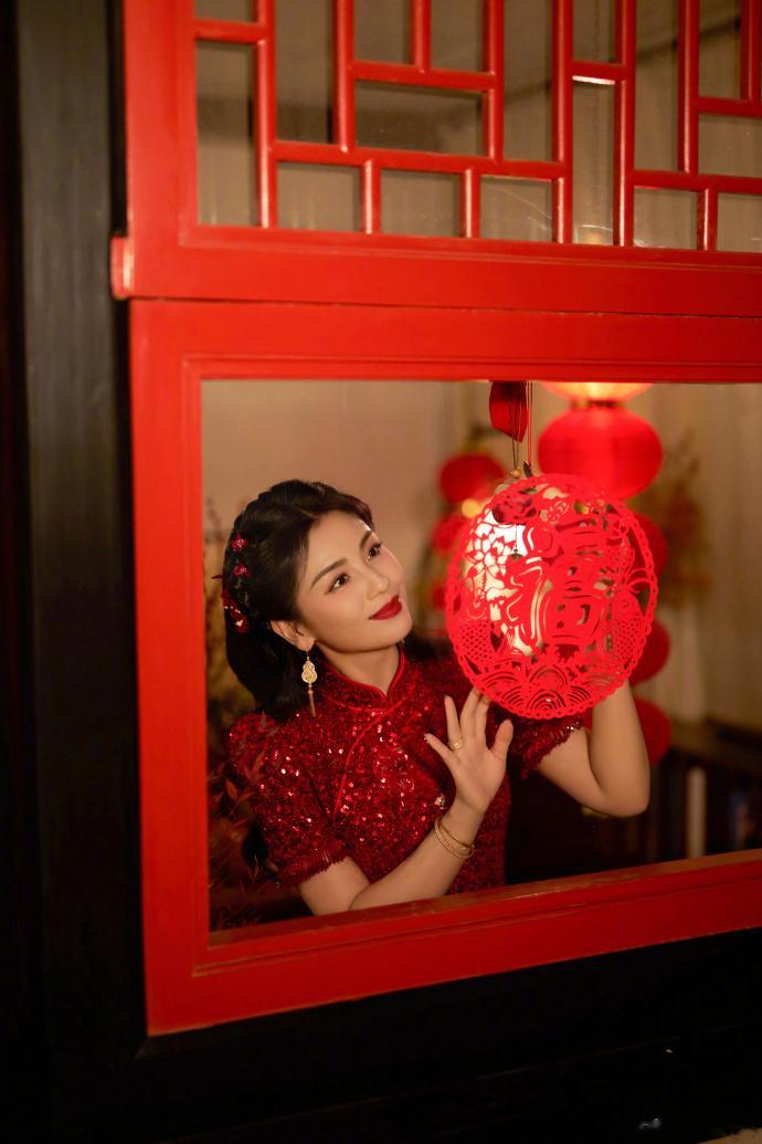 刘涛高开叉旗袍惊艳全网，把东方韵味焊在身上