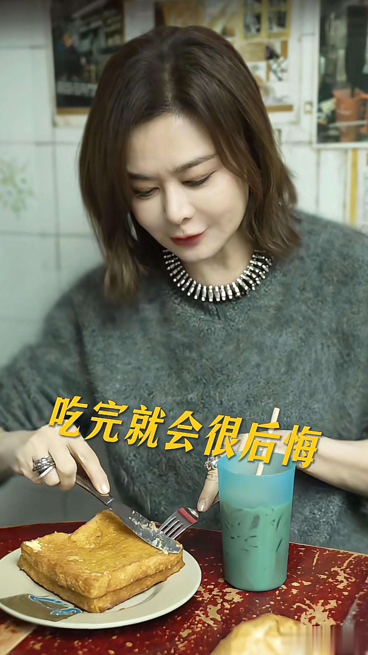 63岁关之琳最新穿搭：齐肩发+毛衣+牛仔裤，大口吃美食，好接地气