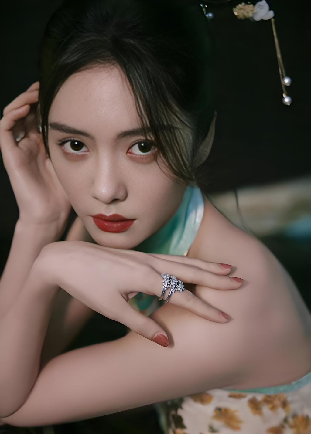 蔡文静:明艳动人