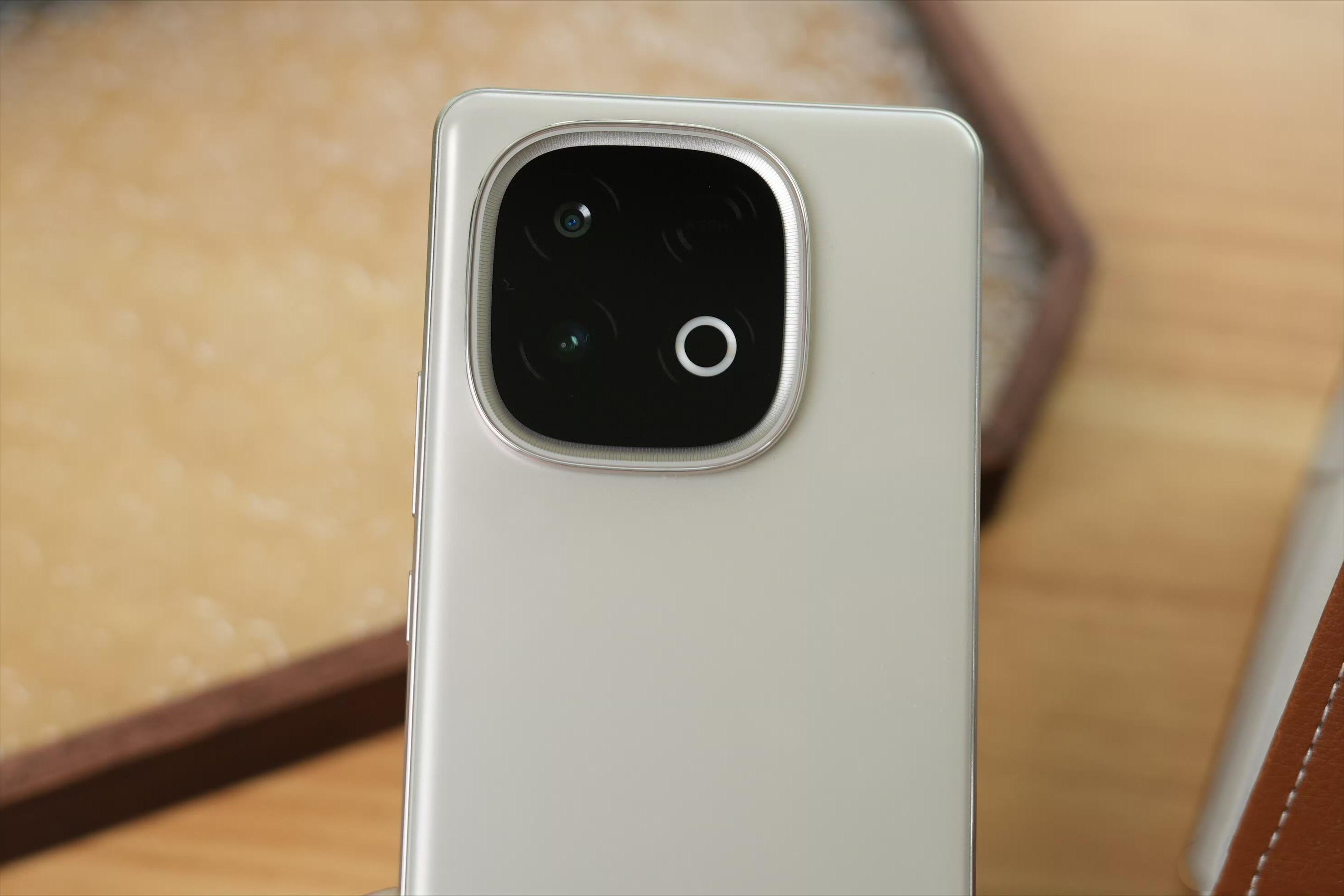 真我化身“价格屠夫”，190万分+144HZ直屏+7620mAh+90W