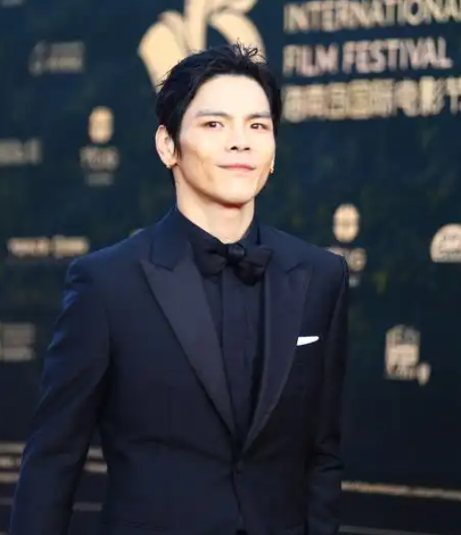 前后仅差1小时！向佐新动向曝光，终究，连偶像刘德华也没忍住