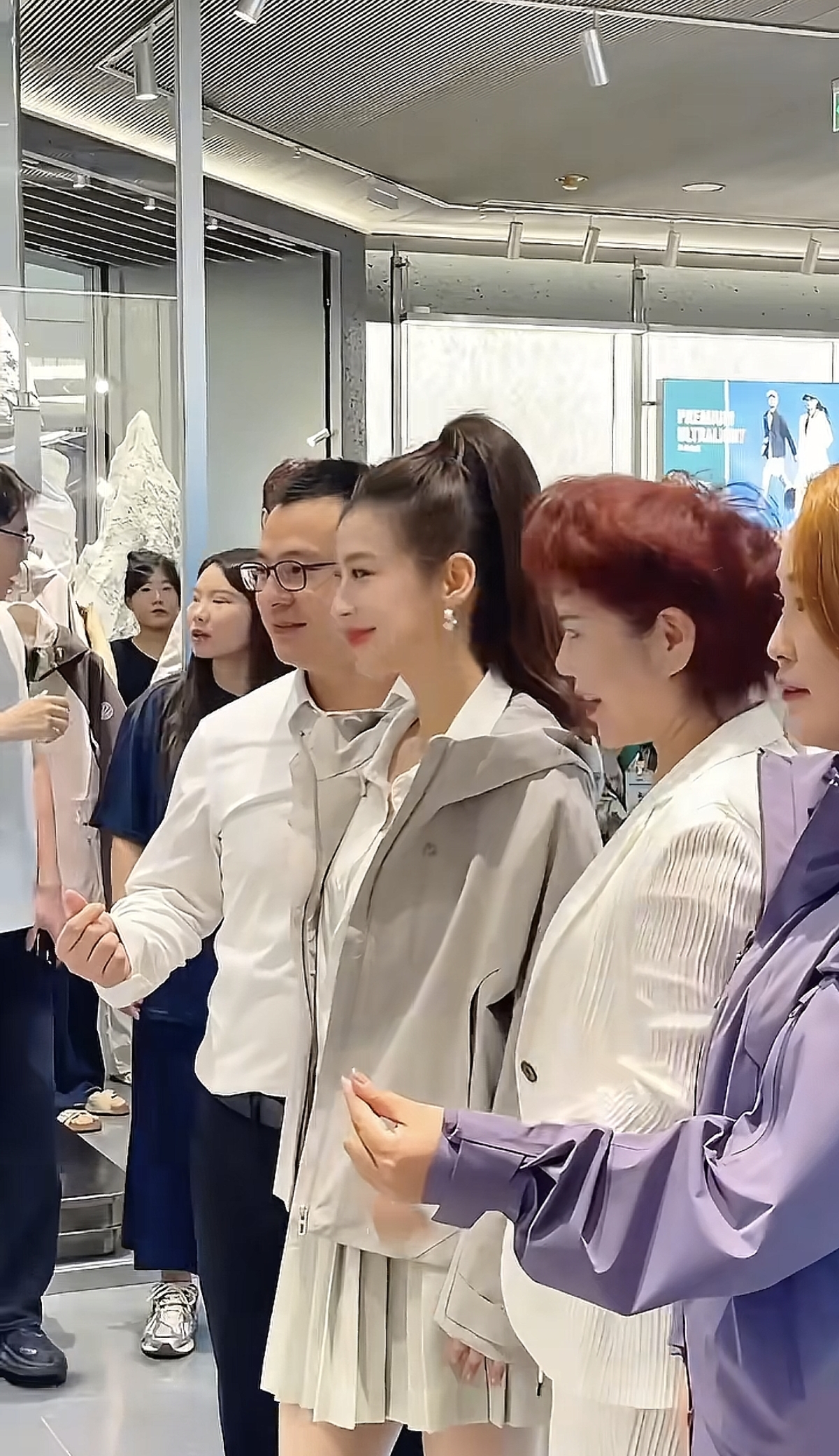 黄圣依活动近照,恢复单身的她越来越漂亮了,女明星要努力干事业