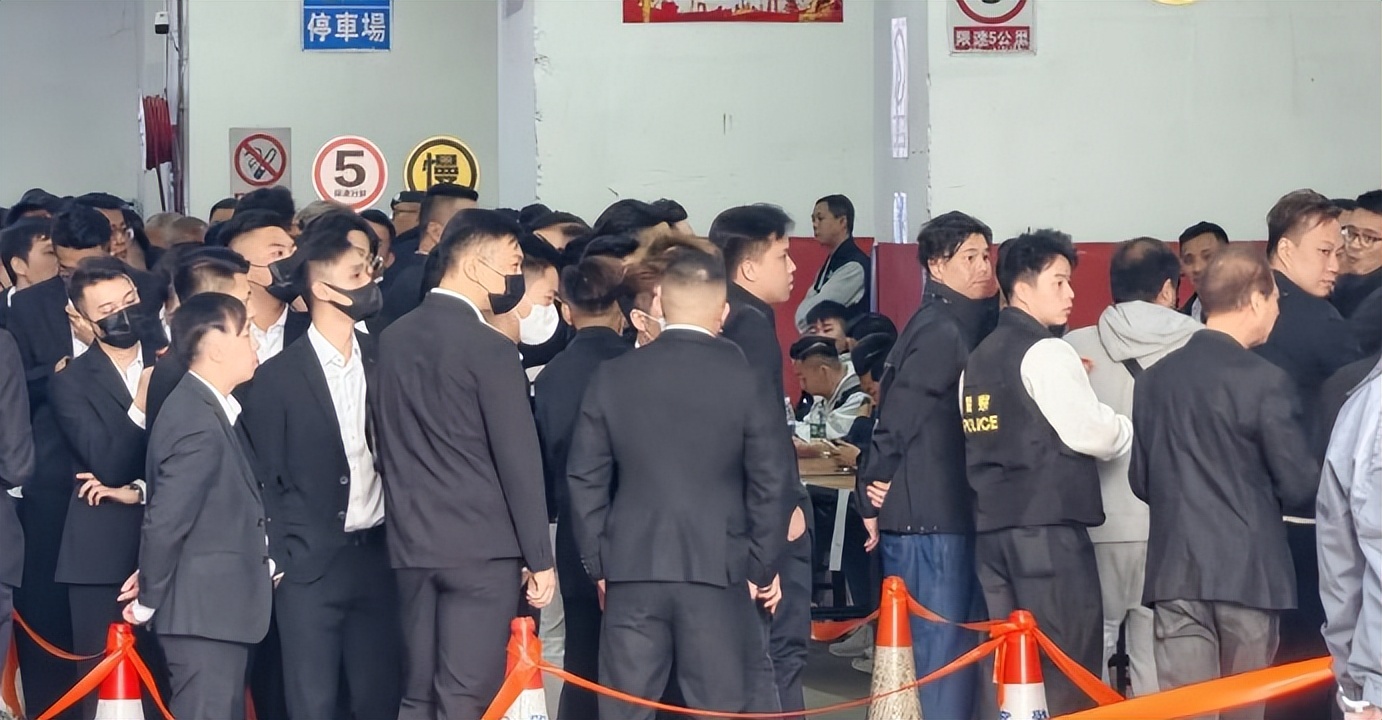 向华炎追悼会！向华强夫妇现身，4000多江湖兄弟，陈慧敏拄拐送行