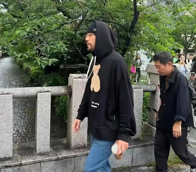 路都走不稳还要开演唱会?行动迟缓的周杰伦,究竟是哪里来的底气