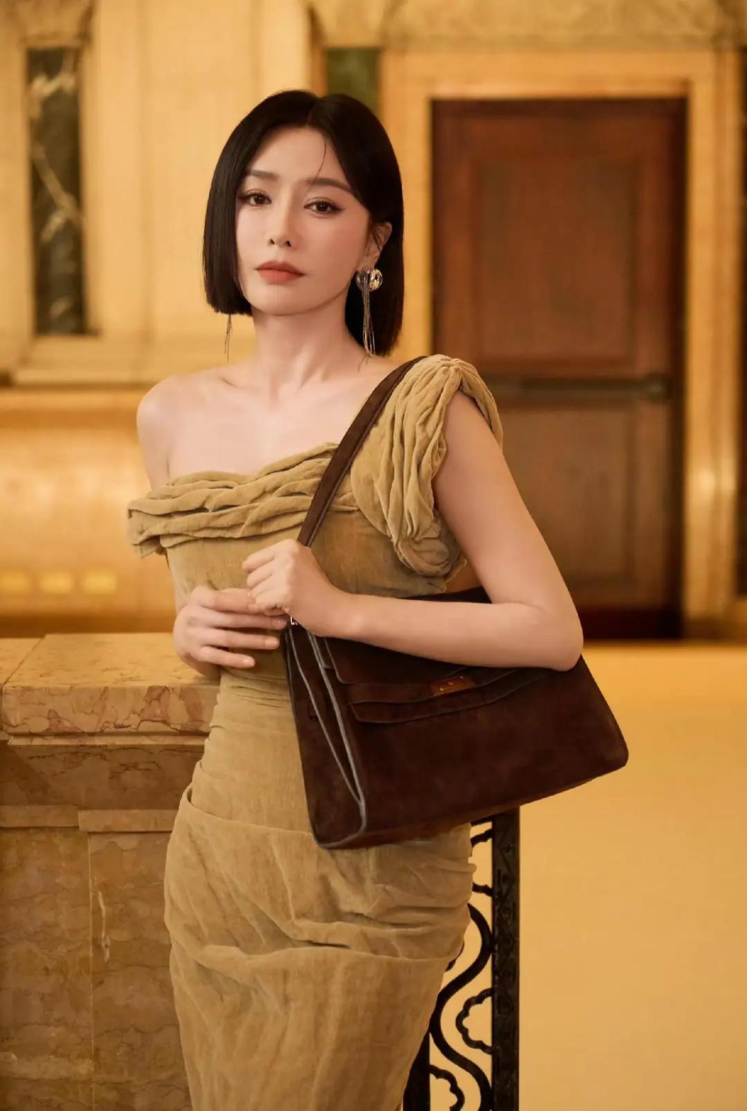 秦岚亮相纽约时装周，驼色露肩裙尽显优雅大气，简约又高级